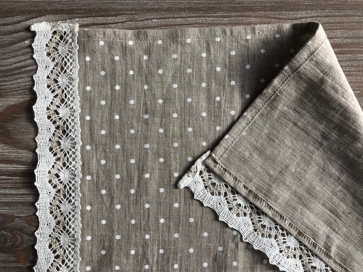 Linen place mat with linen lace. Polka Dots