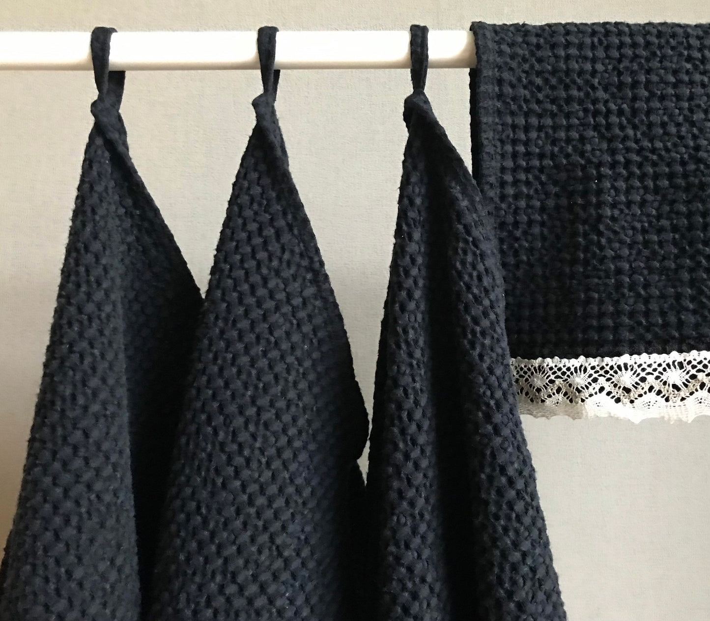 Fingertip face towel with Lace. Black