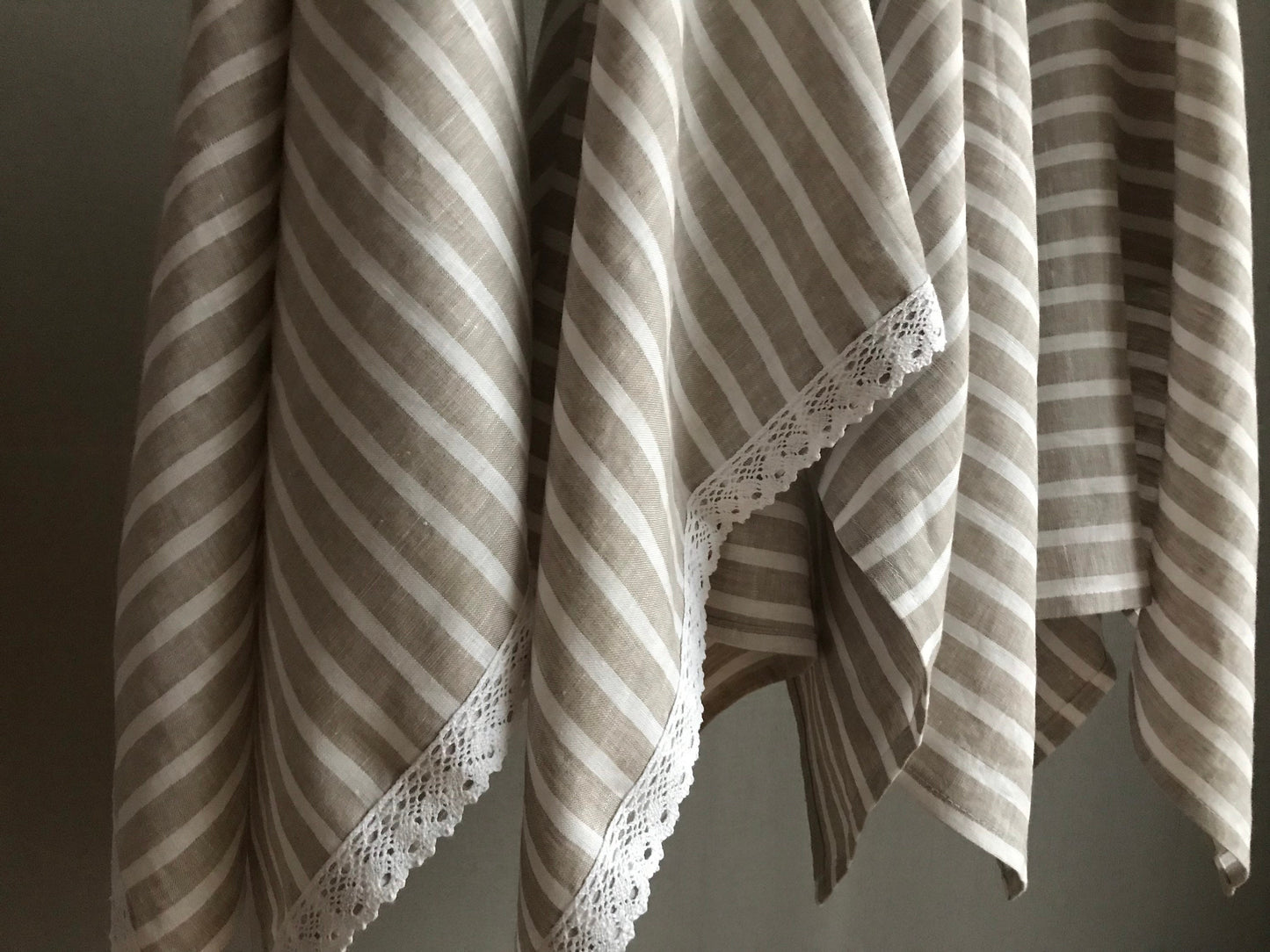 Kitchen linen tea towel with lace