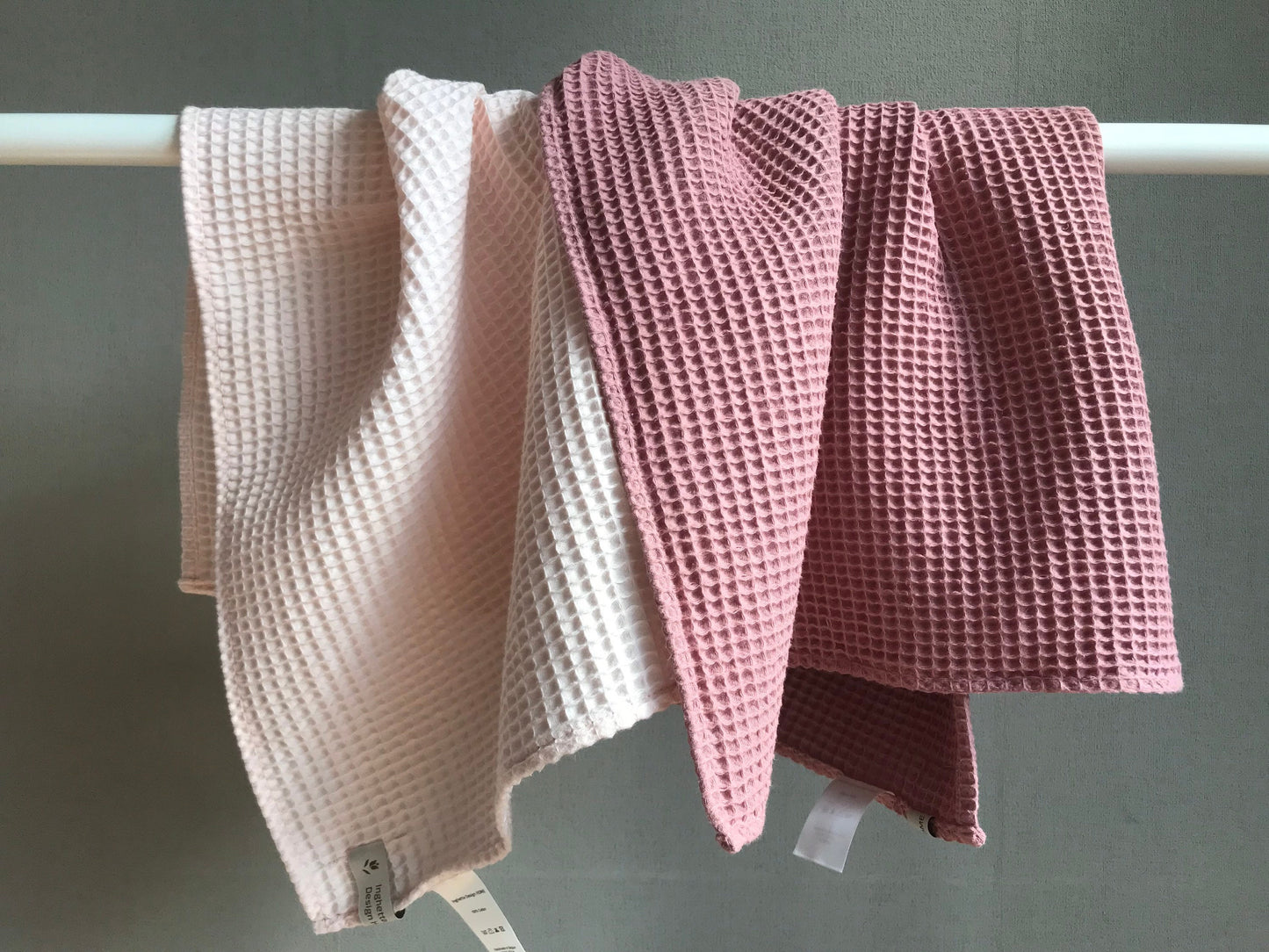 Set of 3 fingertip waffle towels in box. Waffle weave cotton. Pink colors