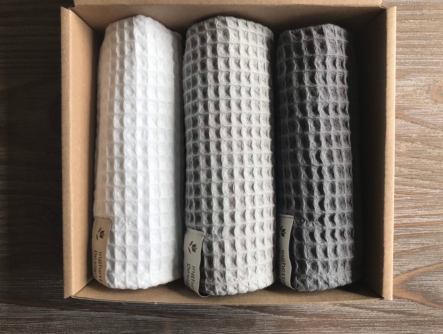 Set of 3 cotton fingertip towels. Waffle weave. White gray.