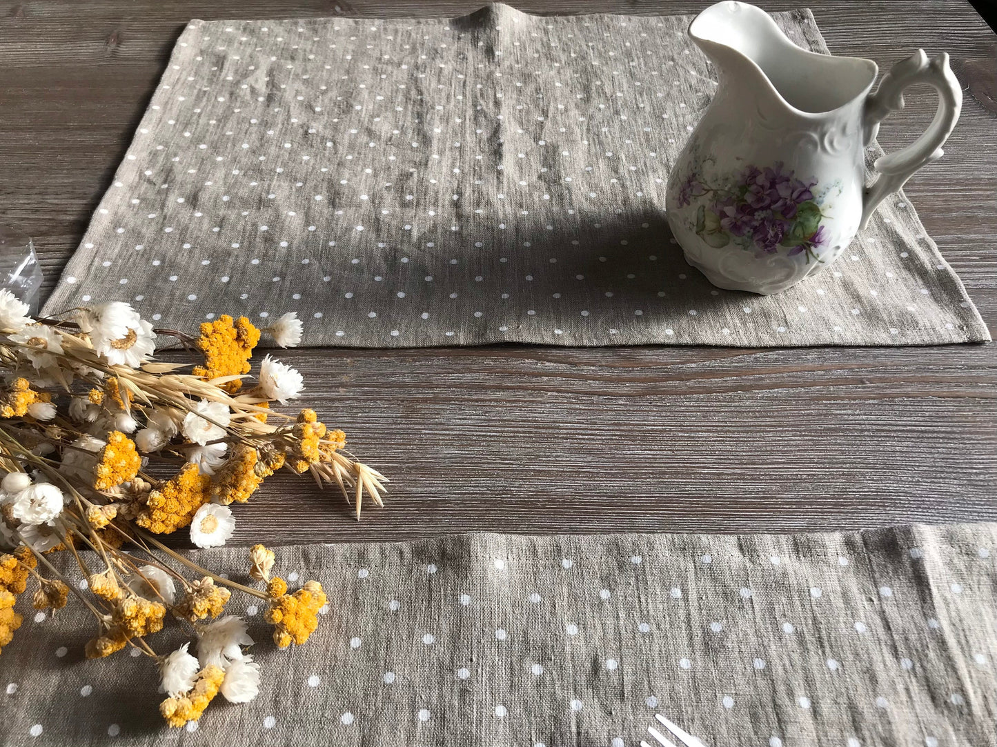Linen place mat. Natural linen with polka dots