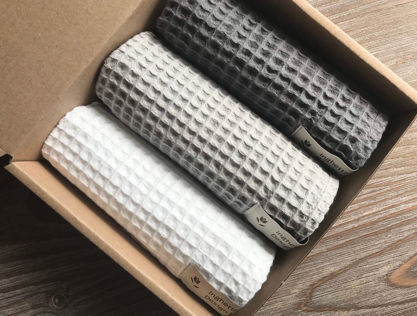 Set of 3 cotton fingertip towels. Waffle weave. White gray.